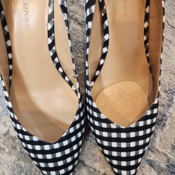 Banana Republic gingham black white pointed heels stilettos.  Size 9.5 - Picture 14 of 16